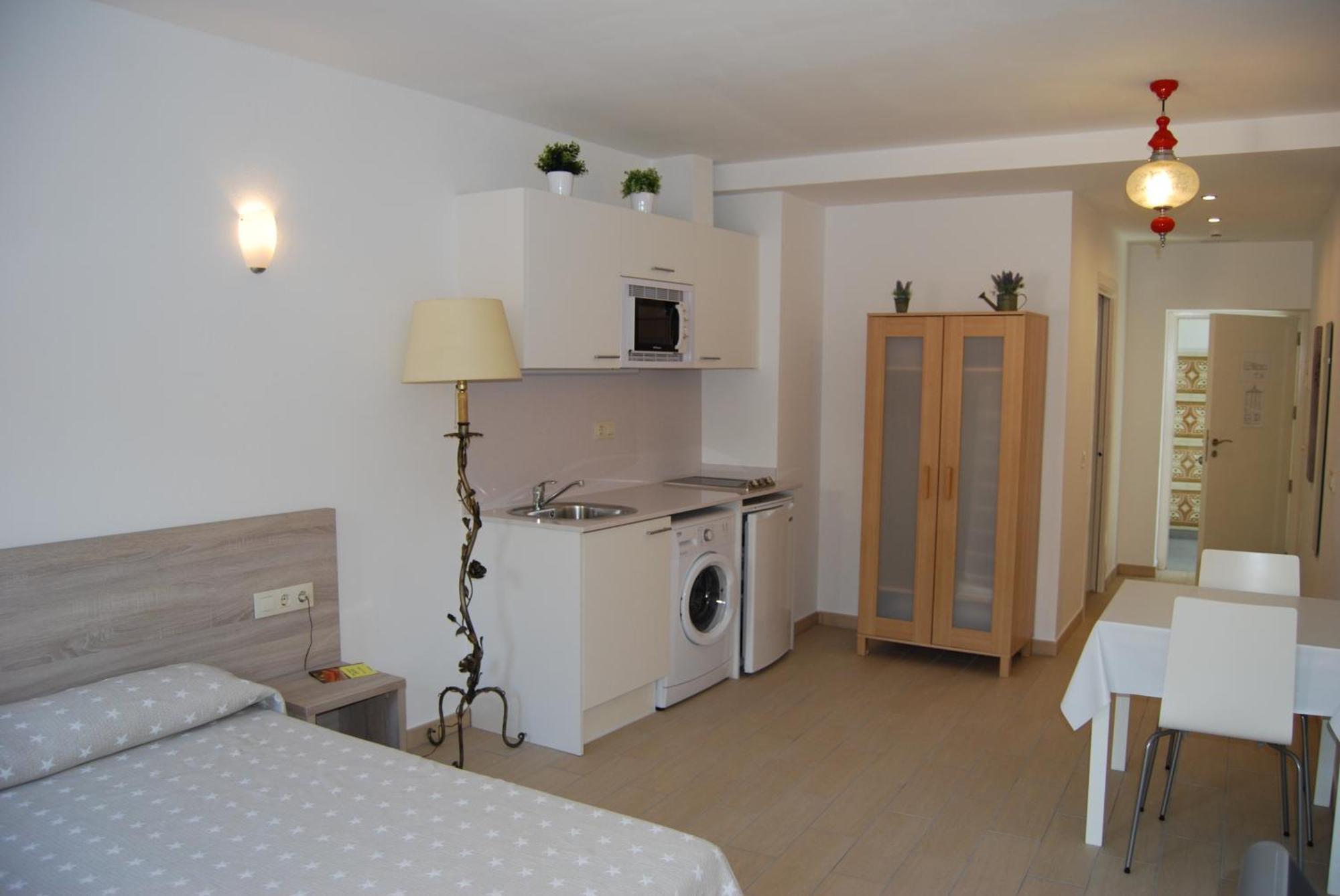 Apartaments Fonda Comerc Torroella de Montgrí Exterior photo